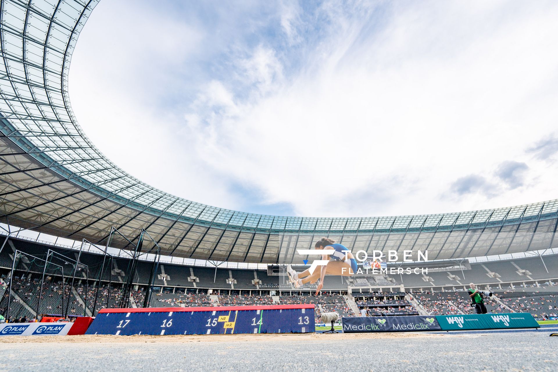 Jessie Maduka (TV Wattenscheid 01) im Dreisprung waehrend der deutschen Leichtathletik-Meisterschaften im Olympiastadion am 25.06.2022 in Berlin